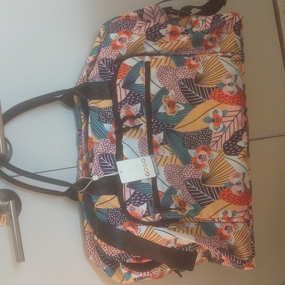 A weekender colorful bag by ShedRain GOGO.